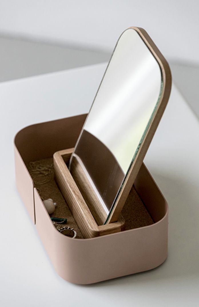 กล่องคุณหนูซุกซน – กล่องกระจกมีฝาปิดใช้เป็นกระจกเงาได้ในตัว