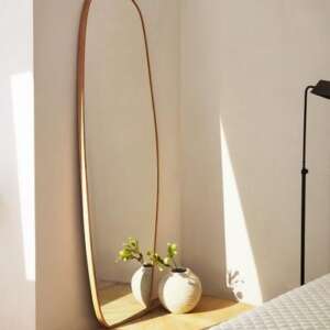 กระจกน้องไส้กรอก – กระจกตั้งพื้นทรงกลมแนวยาว มีกรอบไม้โค้งมน