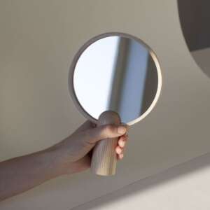 กระจกนักเต้นระบำ – กระจกถือทรงกลม มีด้ามจับเล็ก ๆ