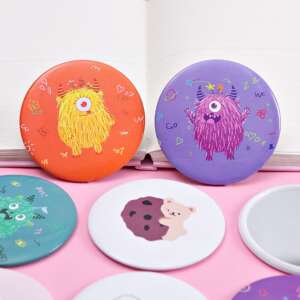 กระจกพกพา น่ารักน่าใช้ น้ำหนักเบา พกพาง่าย ลายน่ารักสดใส กระจกแบบพกพา ♥️ รุ่นขายดี ♥️ กระจกแต่งหน้า ส่งคละสี 3/ชิ้น